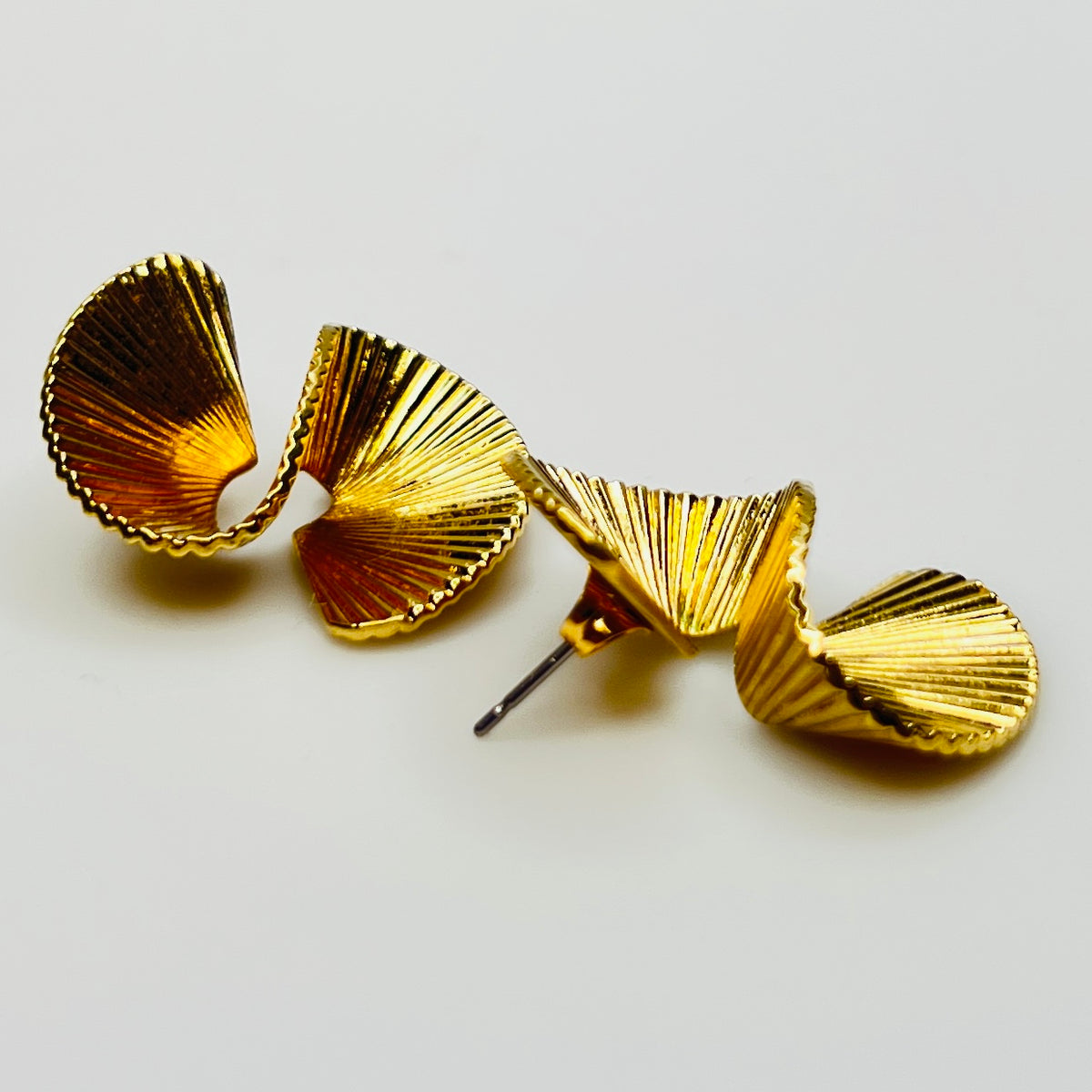 Vintage 1980s textured gold swirl stud earrings