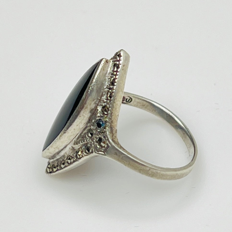 Side profile of ring with tapered shank and raised setting