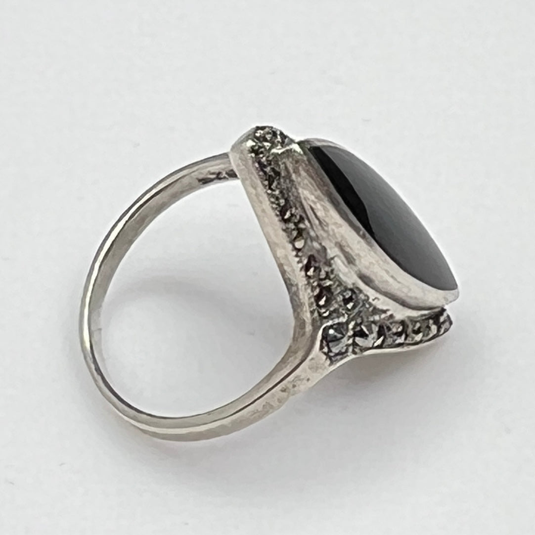 Side profile of ring with tapered shank and raised setting