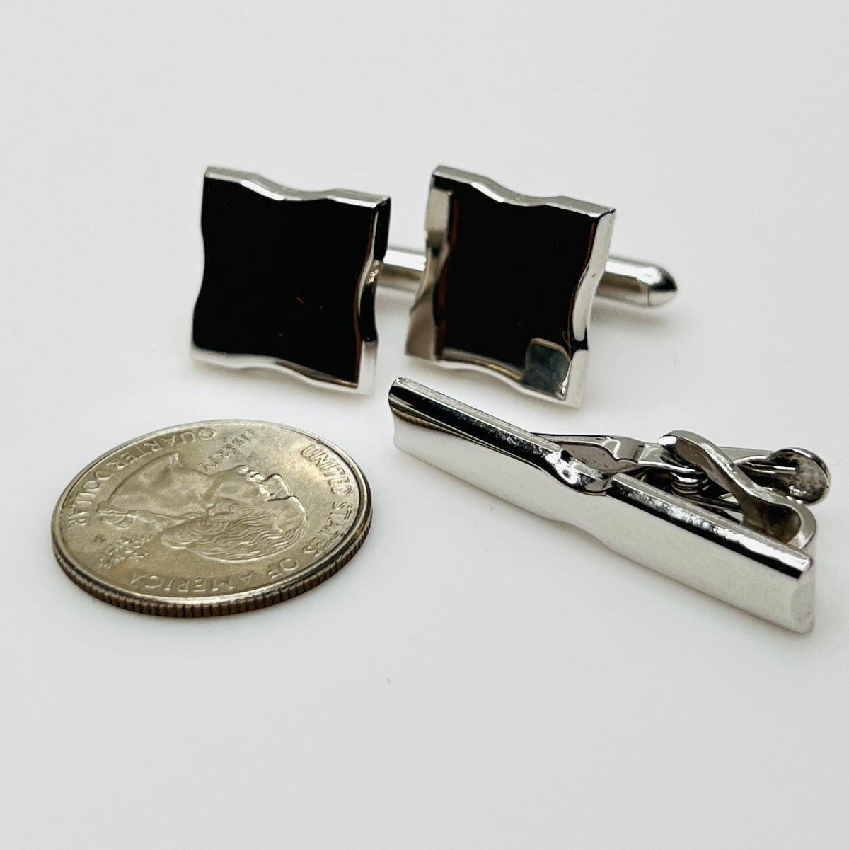 Silver-tone square cufflinks and minimalist tie bar signed Swank