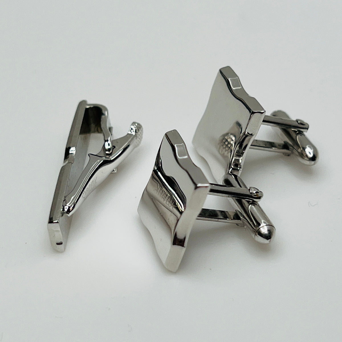 Silver-tone square cufflinks and minimalist tie bar signed Swank