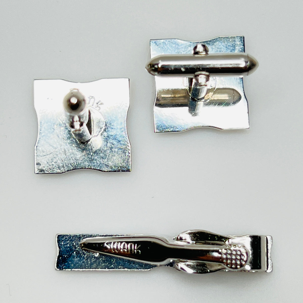 Silver-tone square cufflinks and minimalist tie bar signed Swank