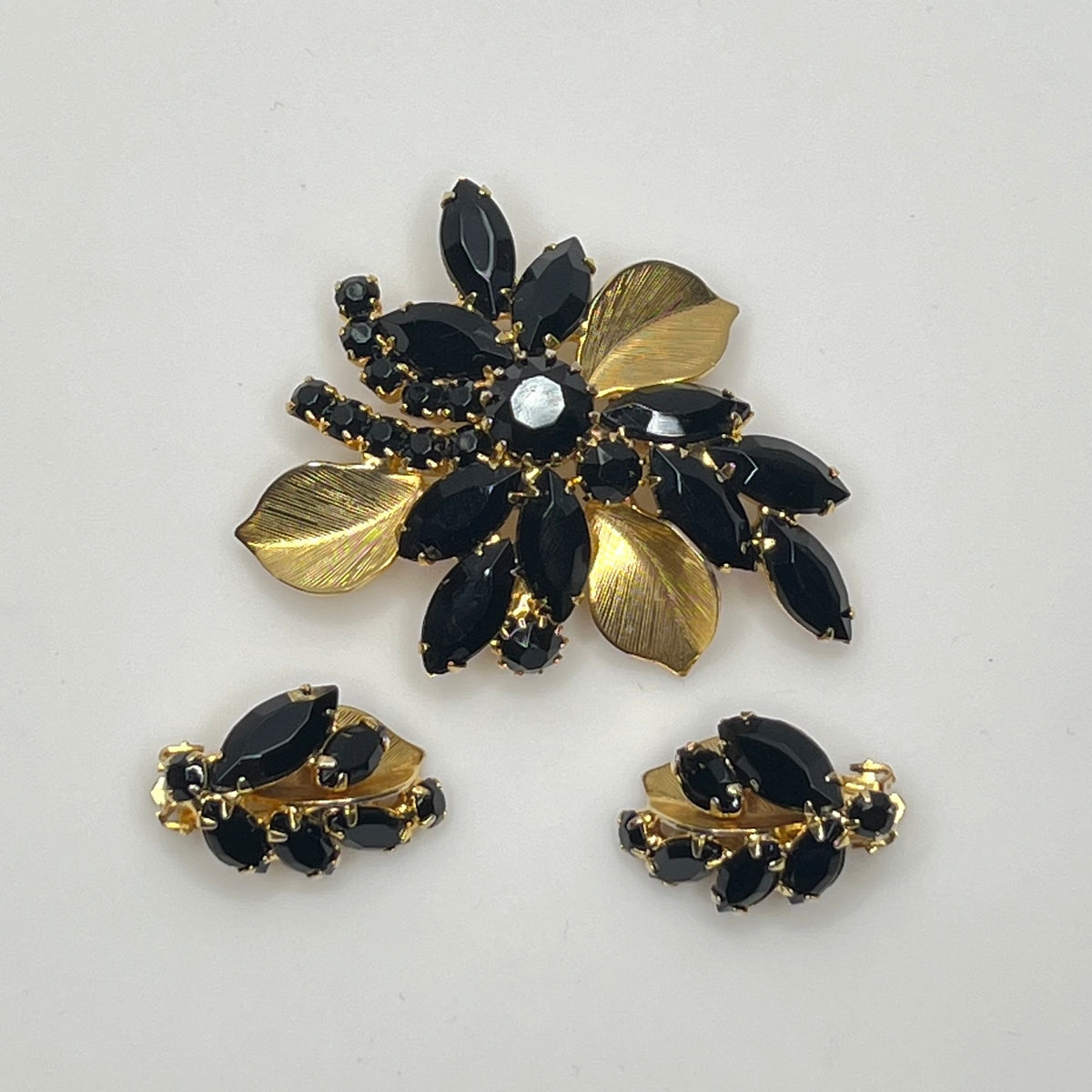 1950s vintage jewelry set with prong-set black stones and sculpted floral design
