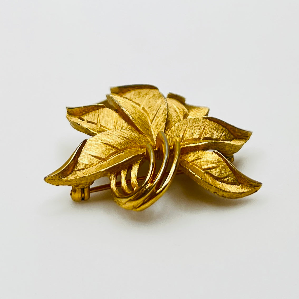 Vintage five-leaf gold brooch signed Crown Trifari in excellent condition