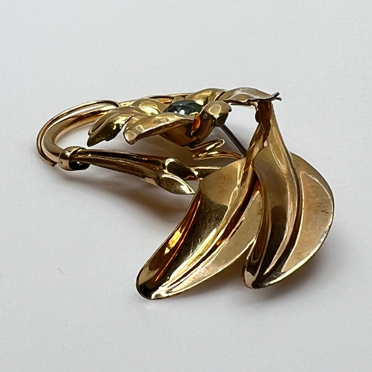 1940s gold-filled flower pin with dimensional petals and curled leaves