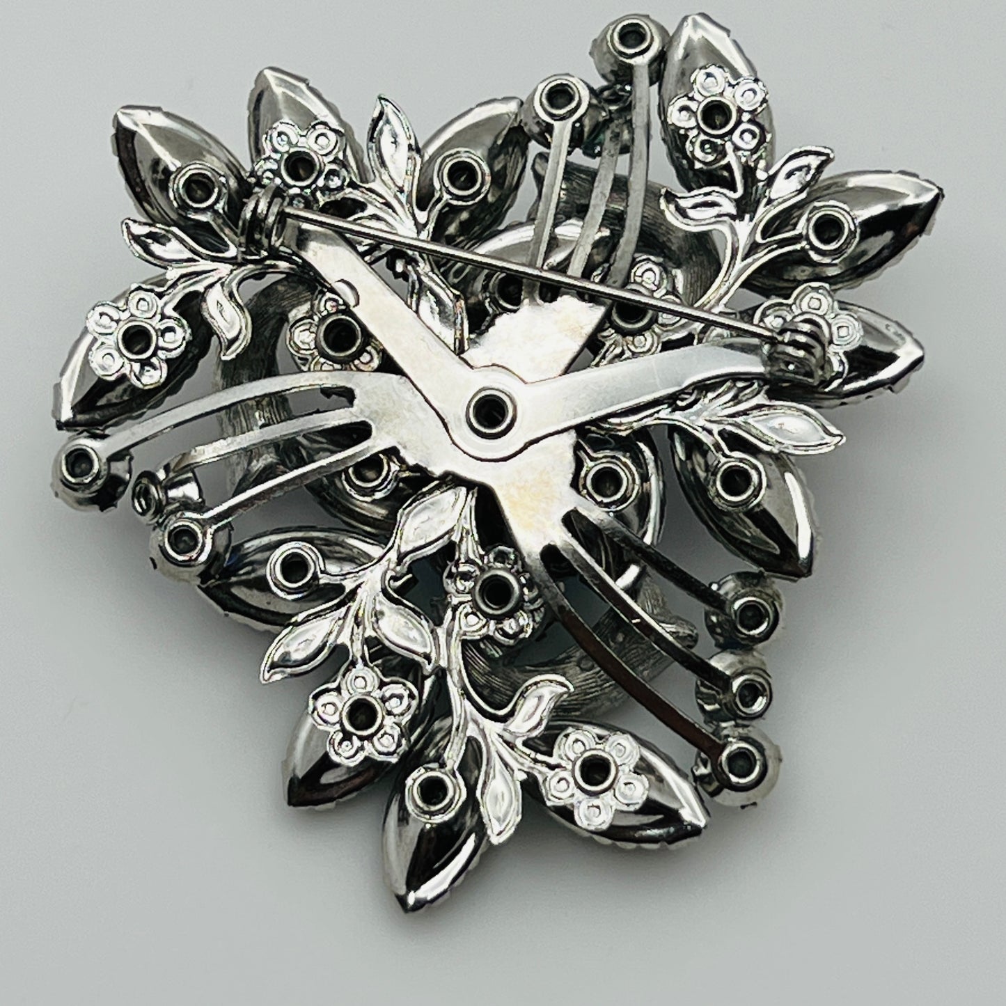 1950s silver-tone rhinestone brooch with leaf and ribbon motif