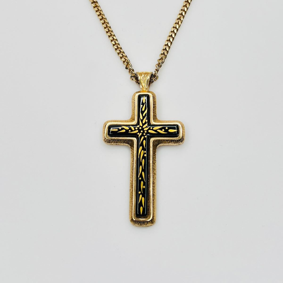 Sarah Coventry cross pendant necklace vintage 1978 gold tone