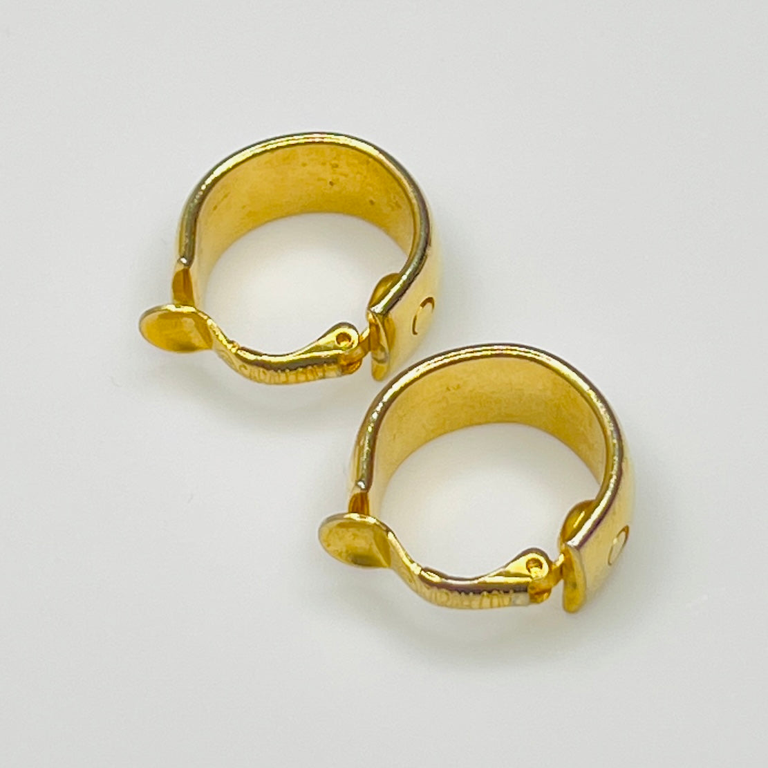 Sarah Coventry gold-tone etched hoop earrings with leaf design