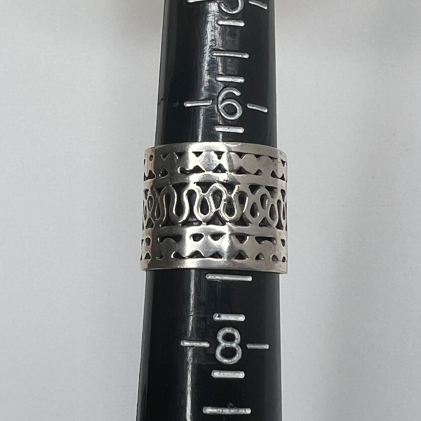 Vintage wide silver band ring with oxidized cutout detailing, size 6.5