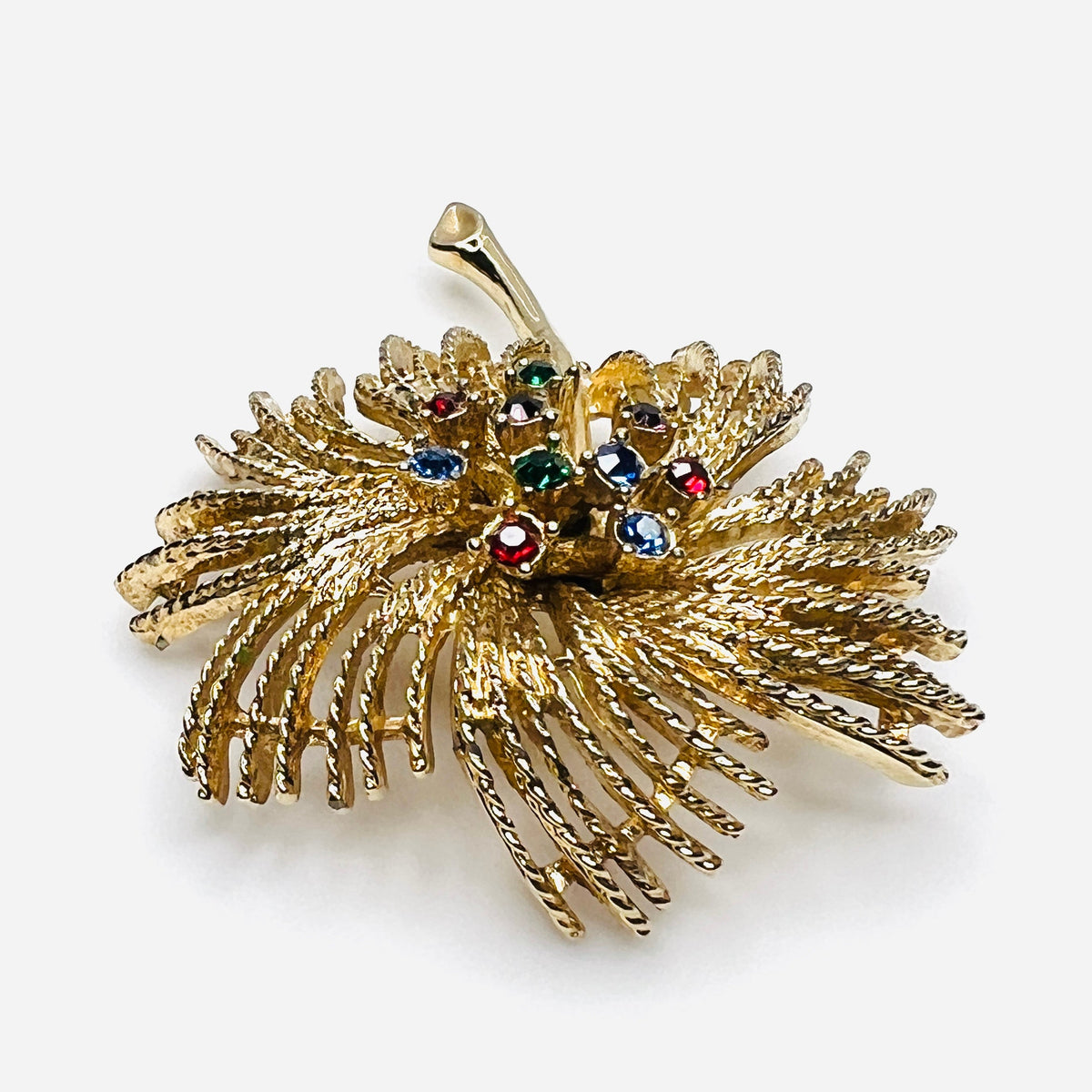 Side view of 1960s Sarah Coventry brooch showing dimensional textured gold-tone fronds