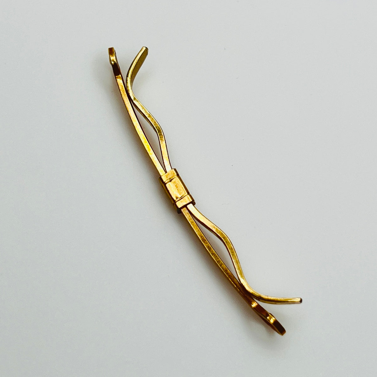 Slim curved Krementz collar bar side profile detail