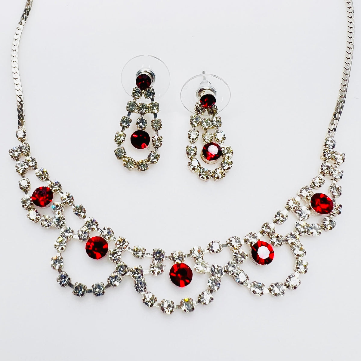 Scalloped rhinestone necklace set with red accents