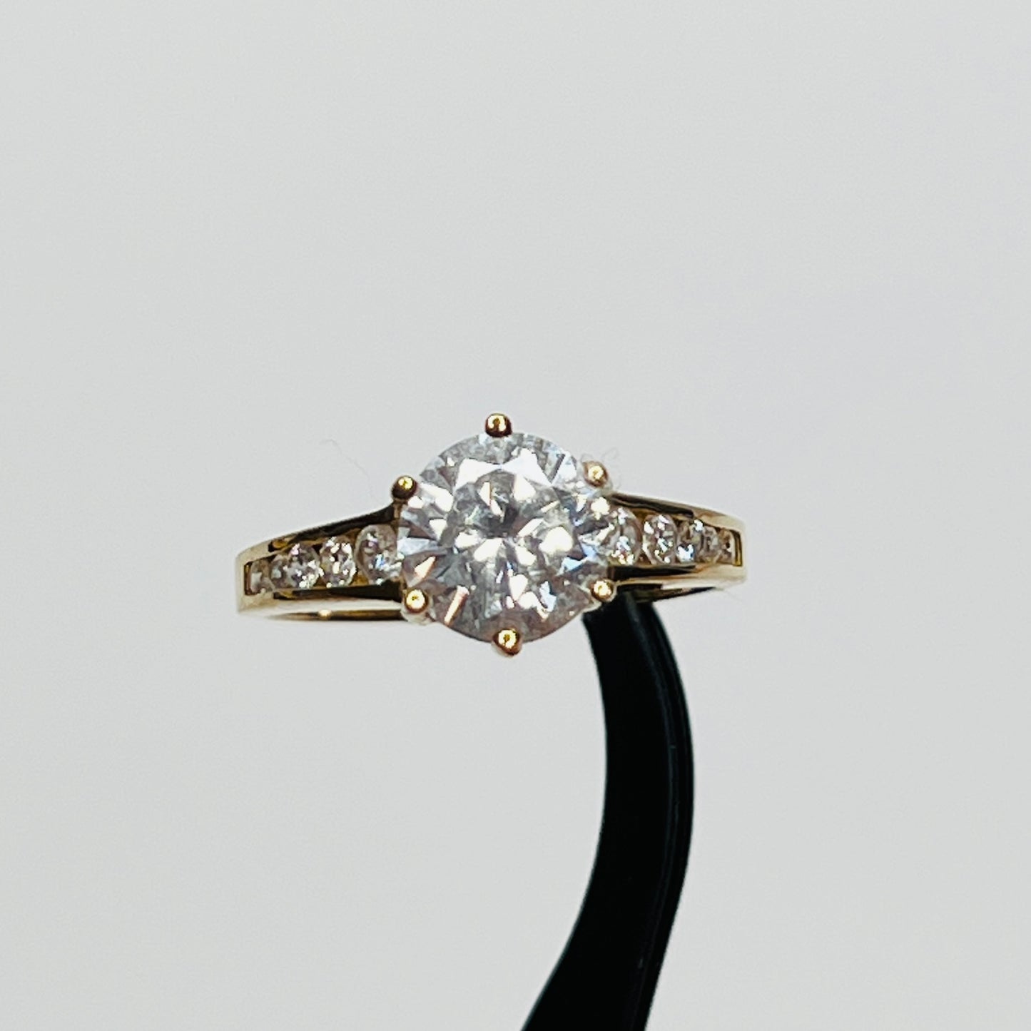 Brilliant-cut cubic zirconia solitaire in yellow gold prong setting