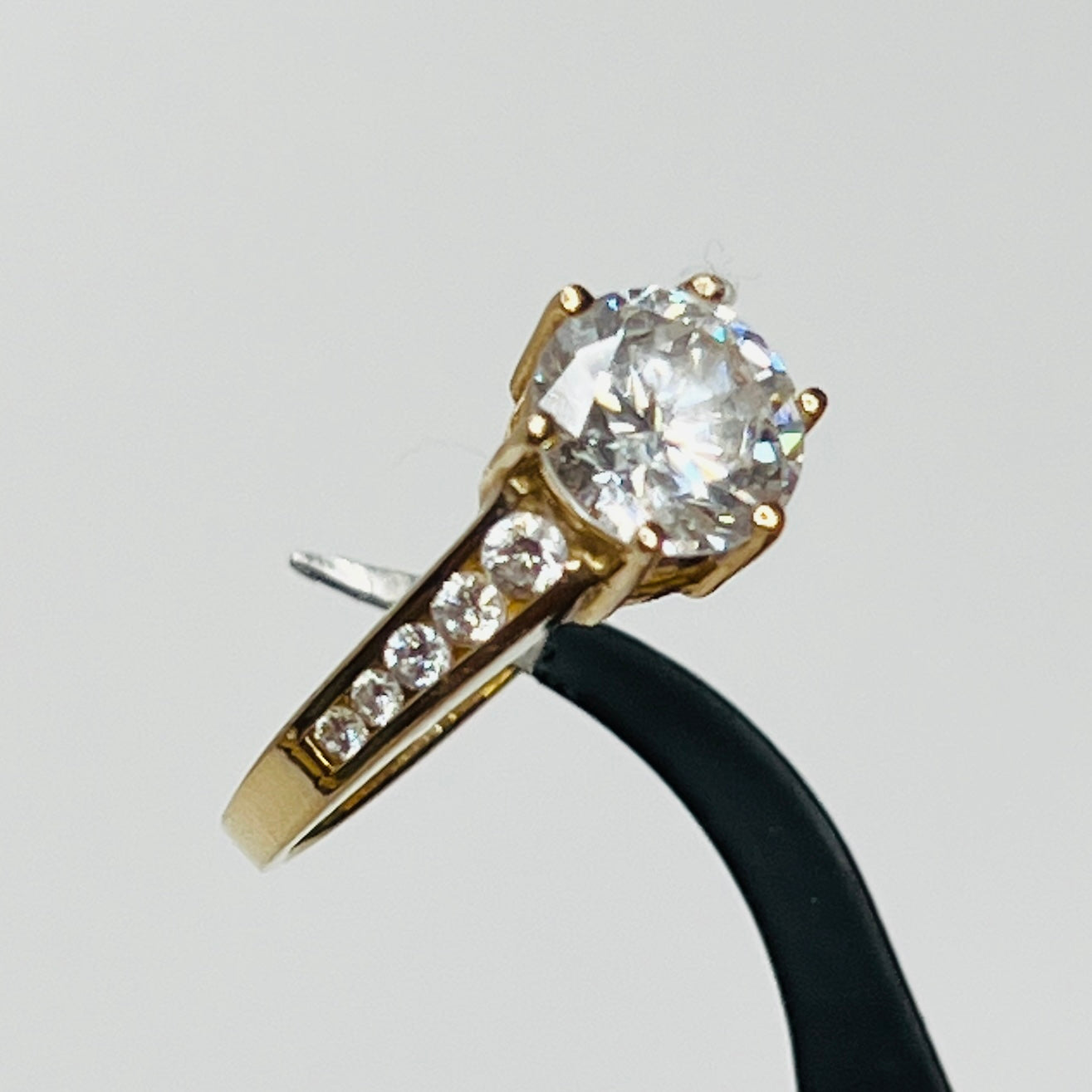 Brilliant-cut cubic zirconia solitaire in yellow gold prong setting