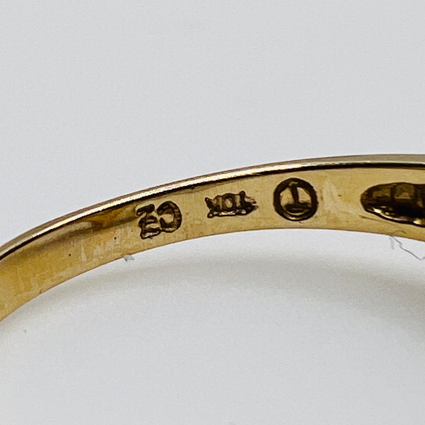 Brilliant-cut cubic zirconia solitaire in yellow gold prong setting