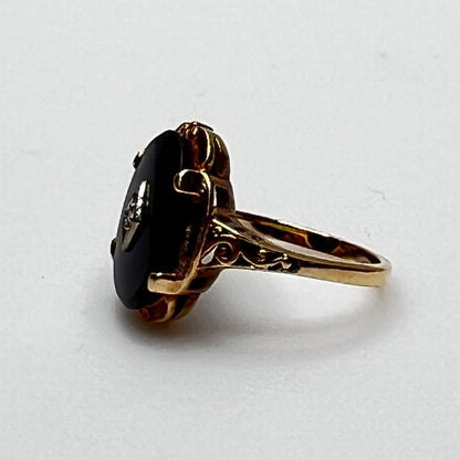 Filigree band detail on gold onyx ring with vintage styling