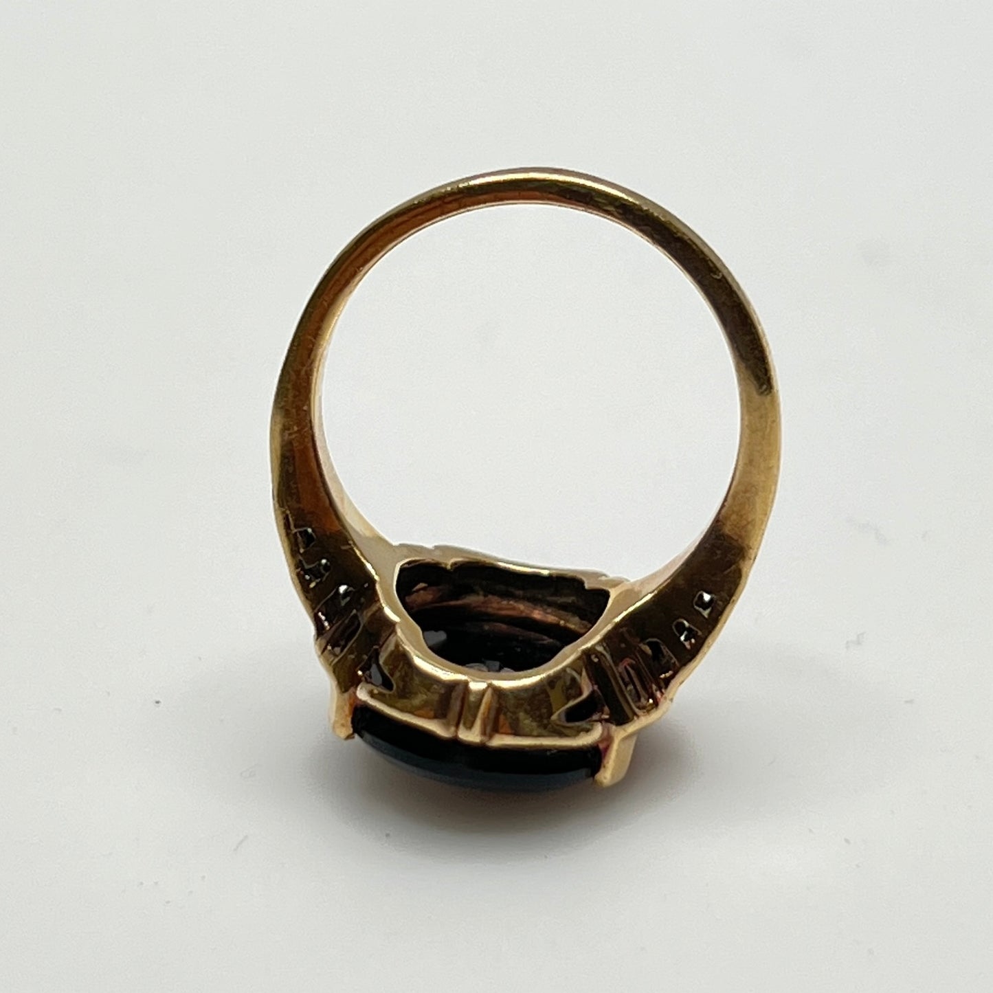 Filigree band detail on gold onyx ring with vintage styling