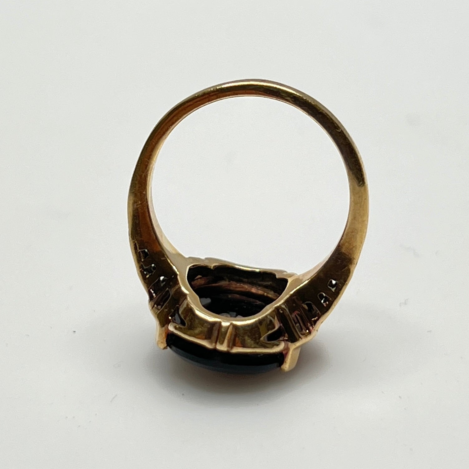 Filigree band detail on gold onyx ring with vintage styling
