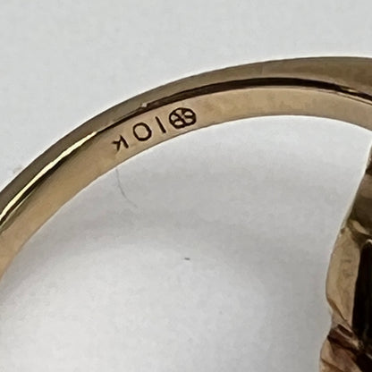 Filigree band detail on gold onyx ring with vintage styling