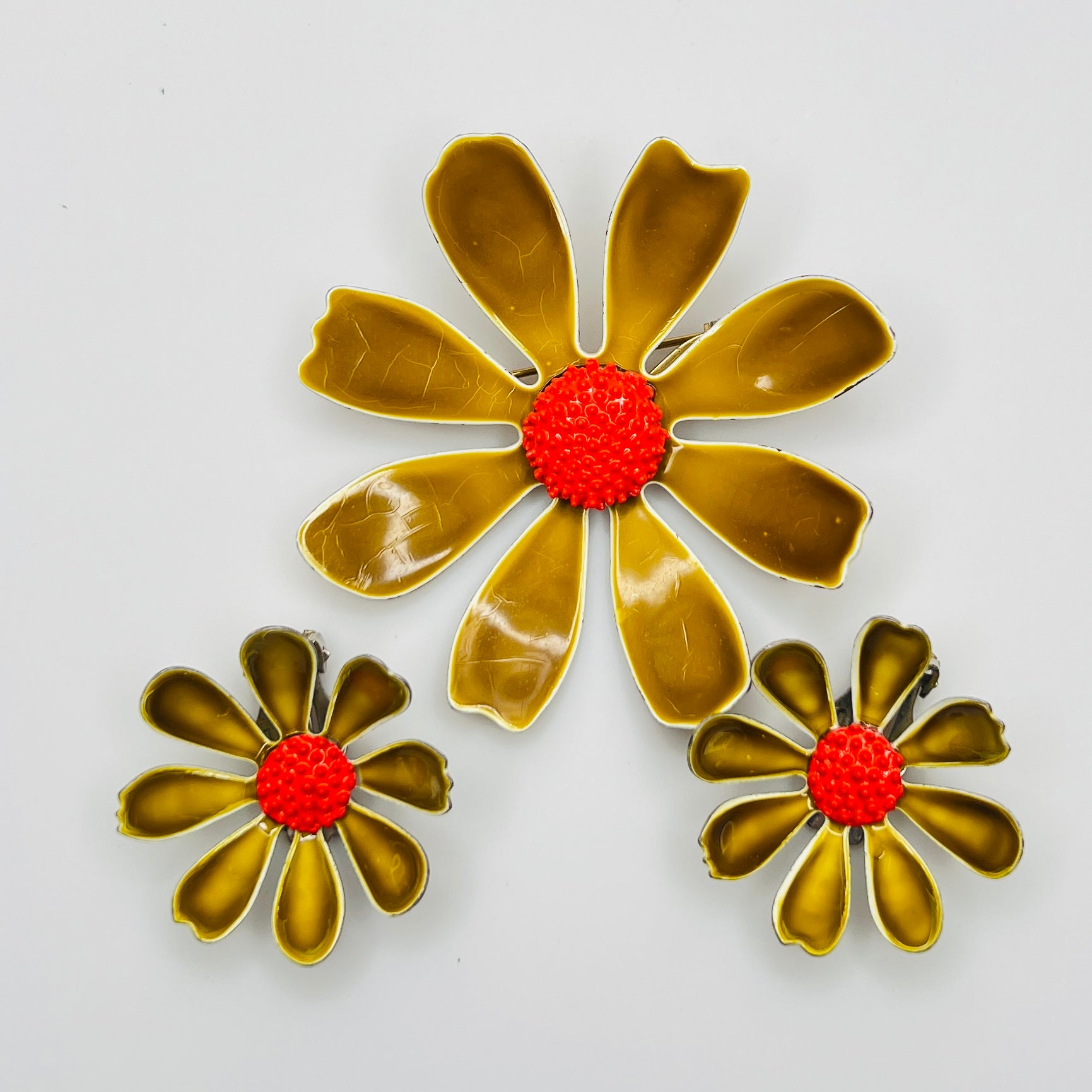 Retro flower clip-on earrings and broochin mod enamel colors