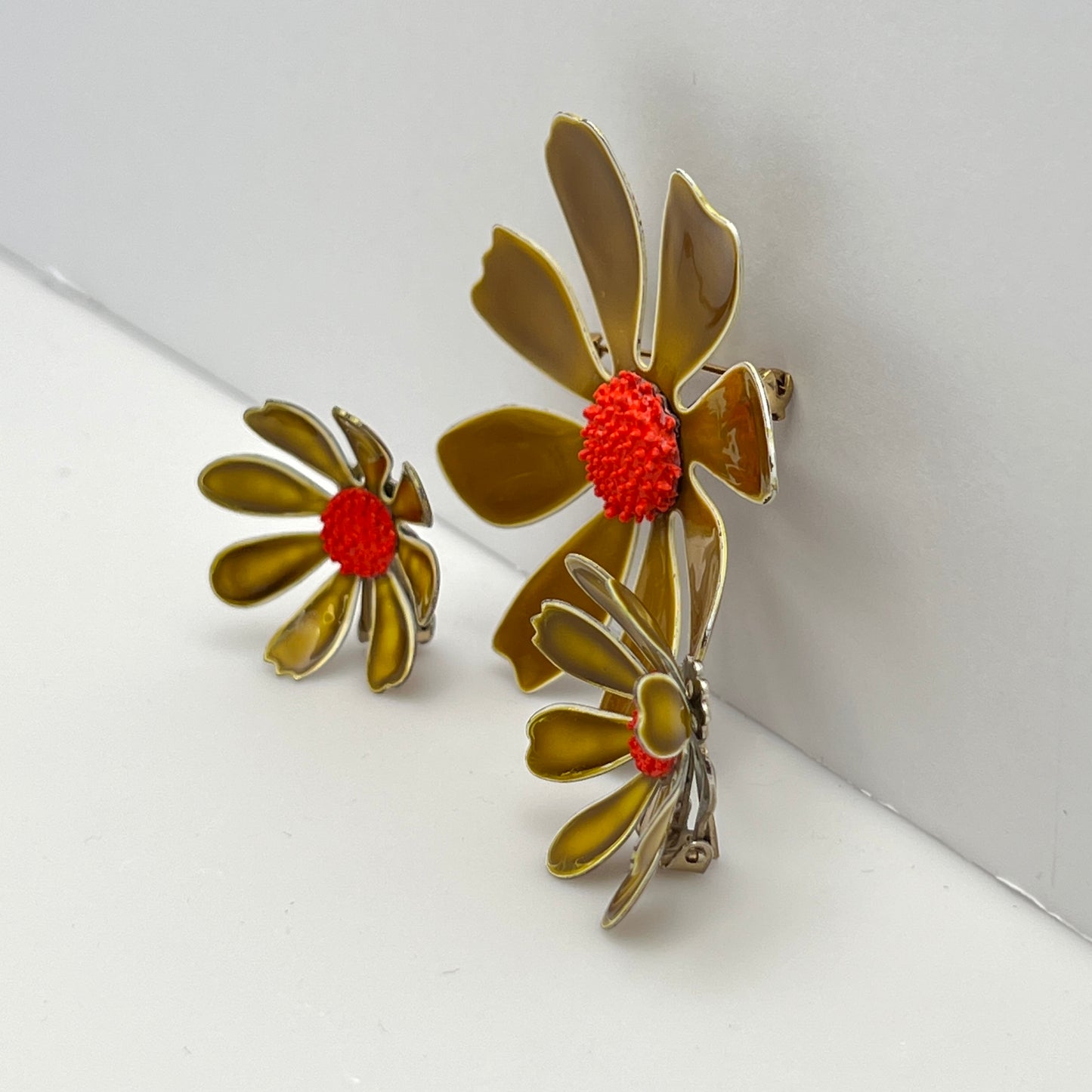 1960s enamel daisy brooch and earrings set with brown petals and orange centers