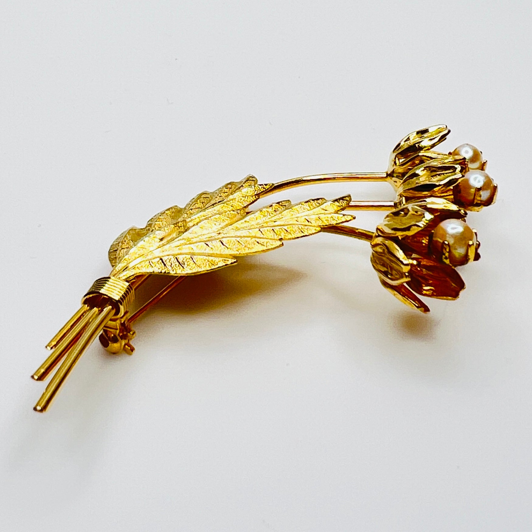 Vintage 1950s pearl flower brooch in gold tone metal