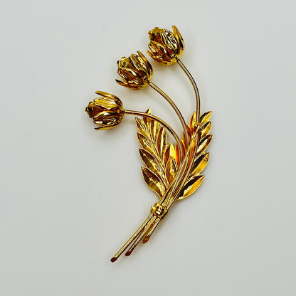 Vintage 1950s pearl flower brooch in gold tone metal