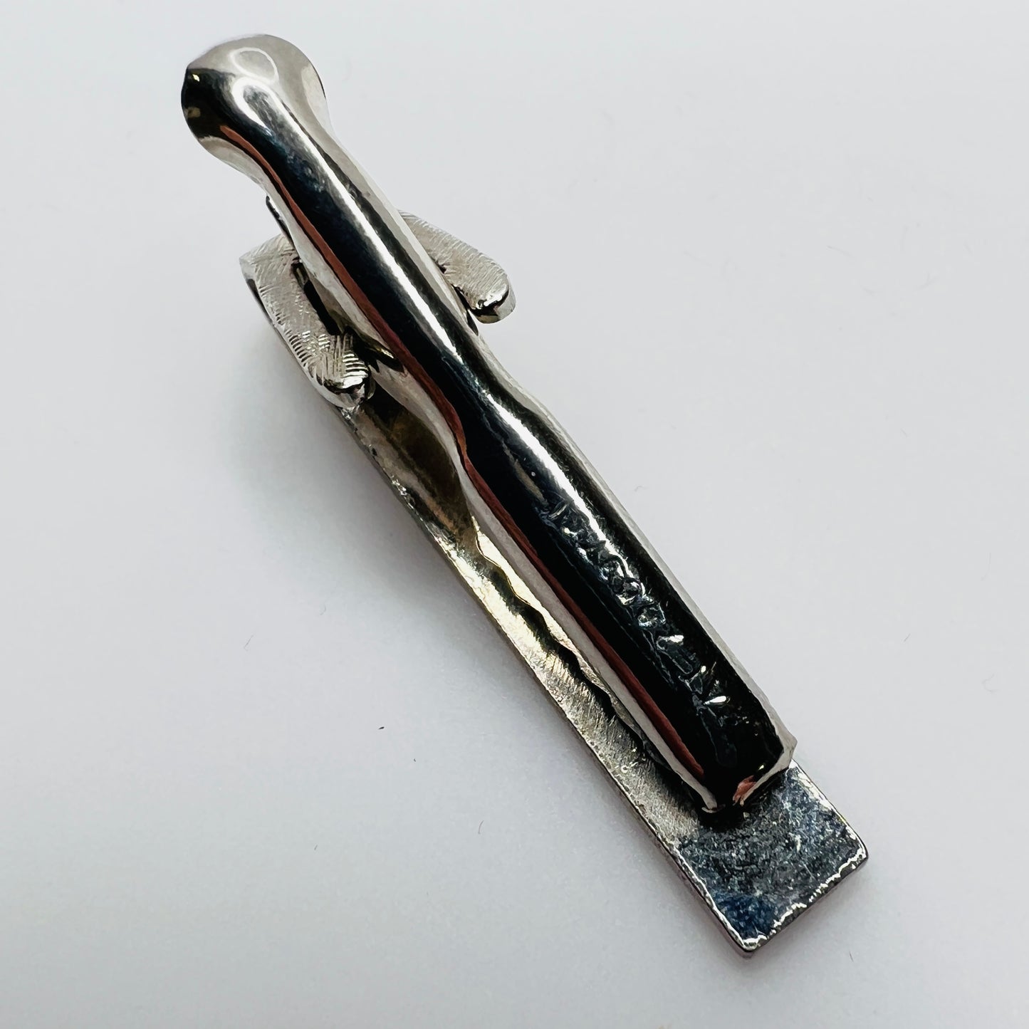 Patent number on the back of 1950s textured tie clip