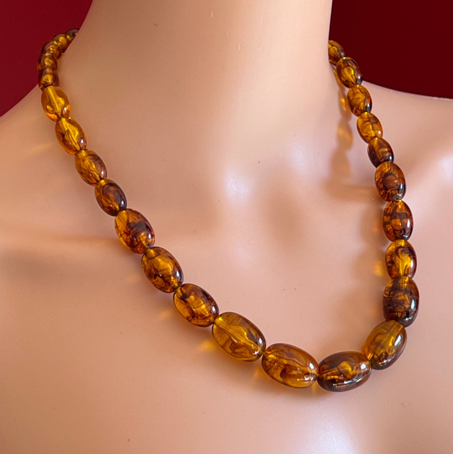 Retro amber-hued Lucite necklace with smooth graduated design