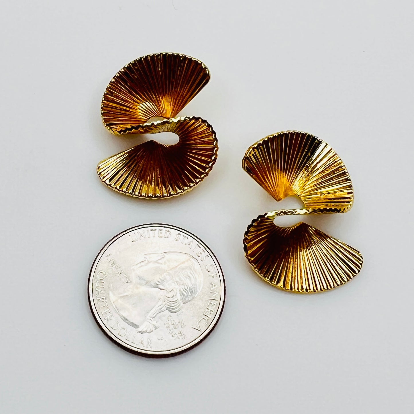 Vintage 1980s textured gold swirl stud earrings