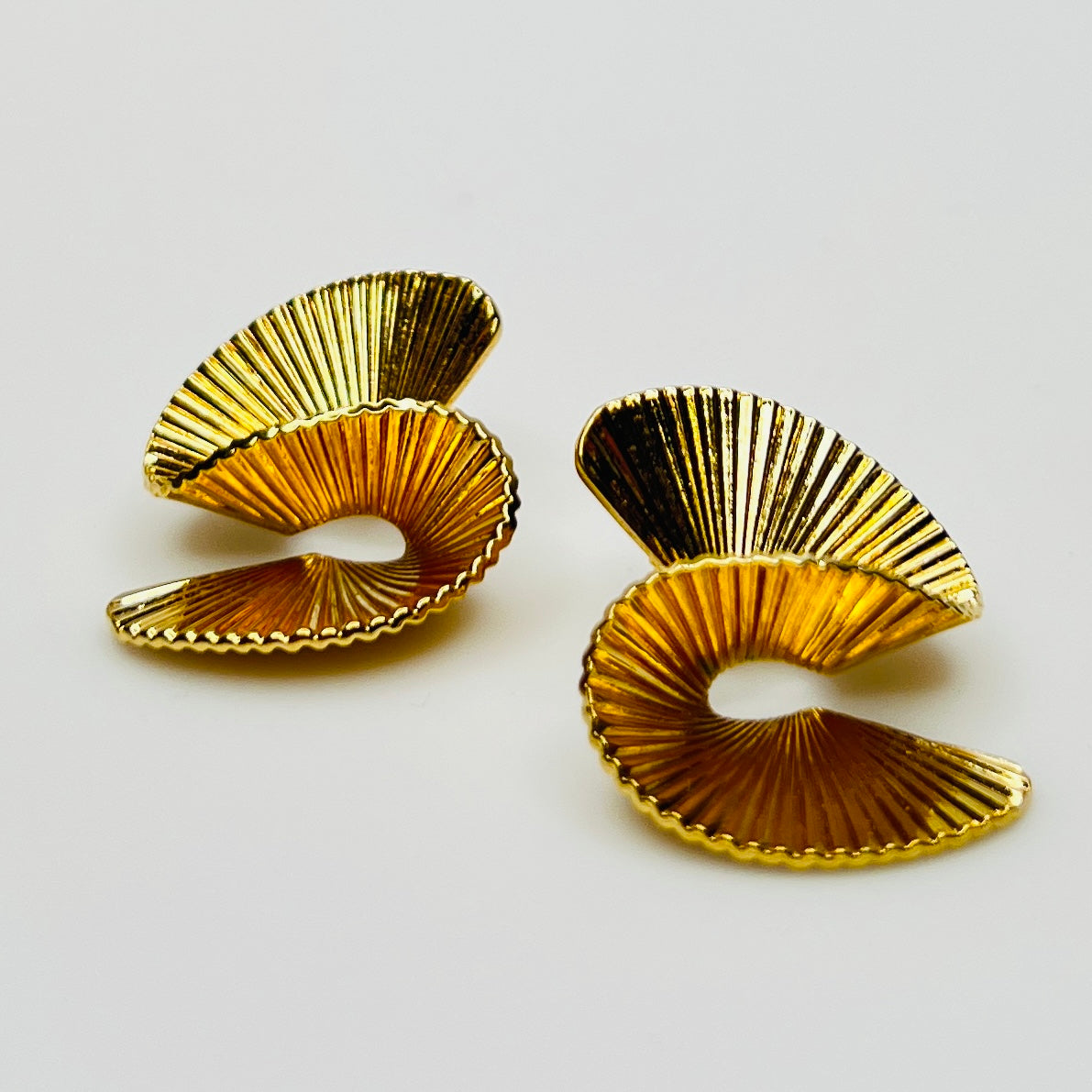 Vintage 1980s textured gold swirl stud earrings