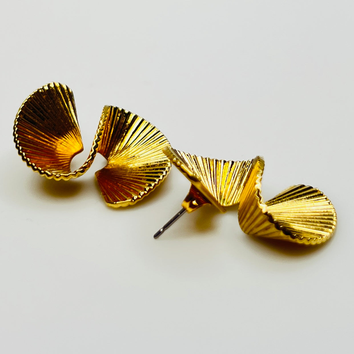Vintage 1980s textured gold swirl stud earrings