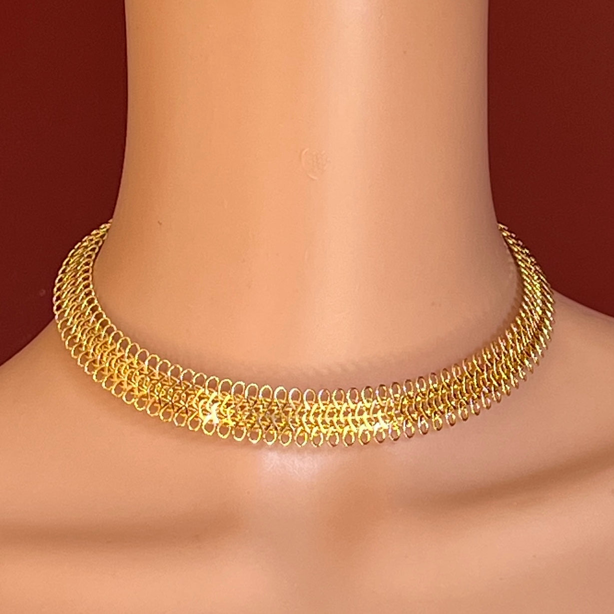 Vintage 1980s gold-tone wire mesh choker on mannequin