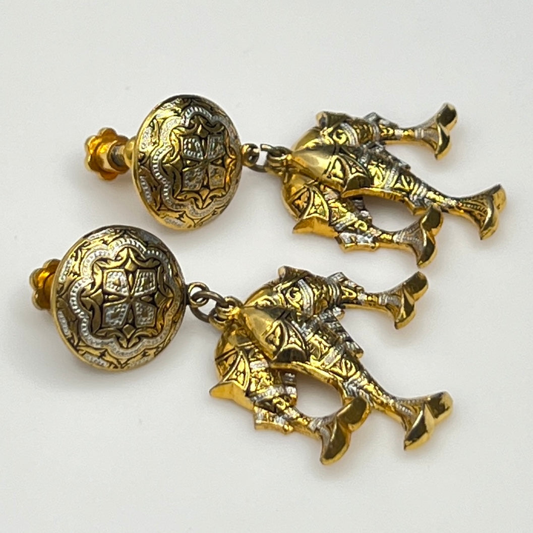 Side view showing depth and articulation of fish design