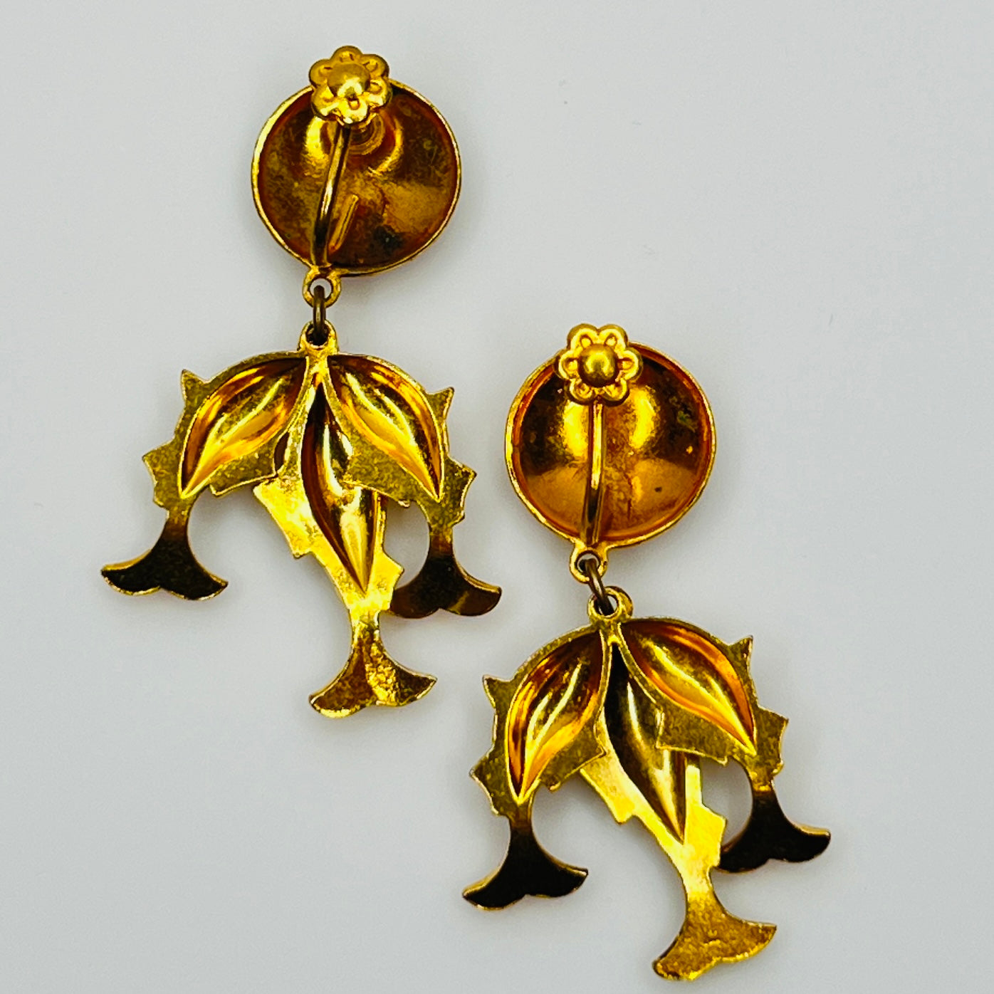 Back view showing depth and articulation of fish design