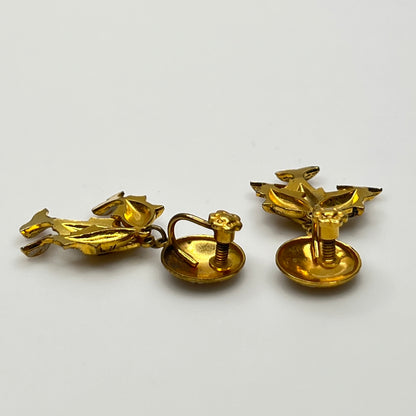 Side view showing depth and articulation of fish design