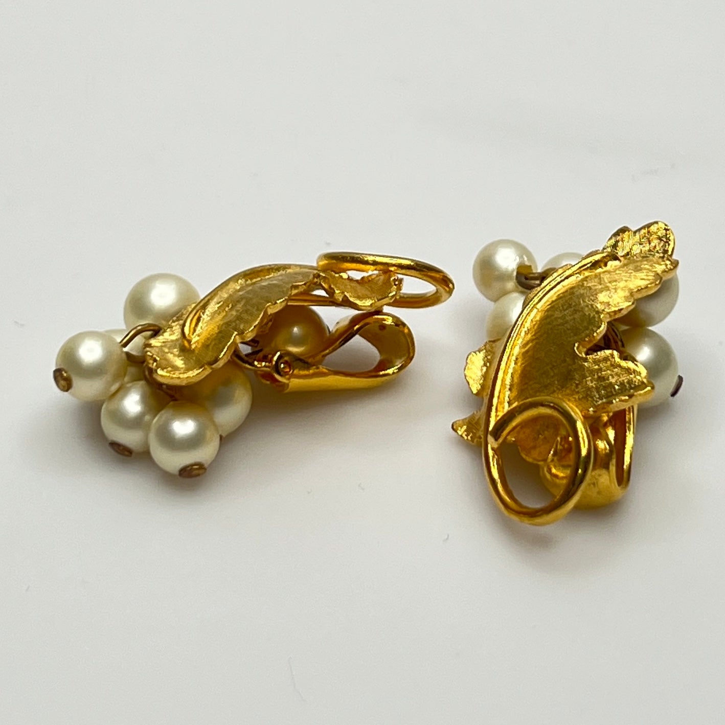 Vintage gold-tone grape cluster pendant brooch and faux pearl earrings set