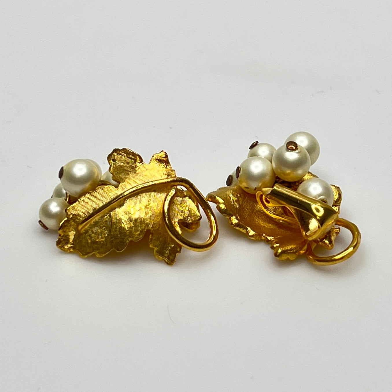 Vintage gold-tone grape cluster pendant brooch and faux pearl earrings set