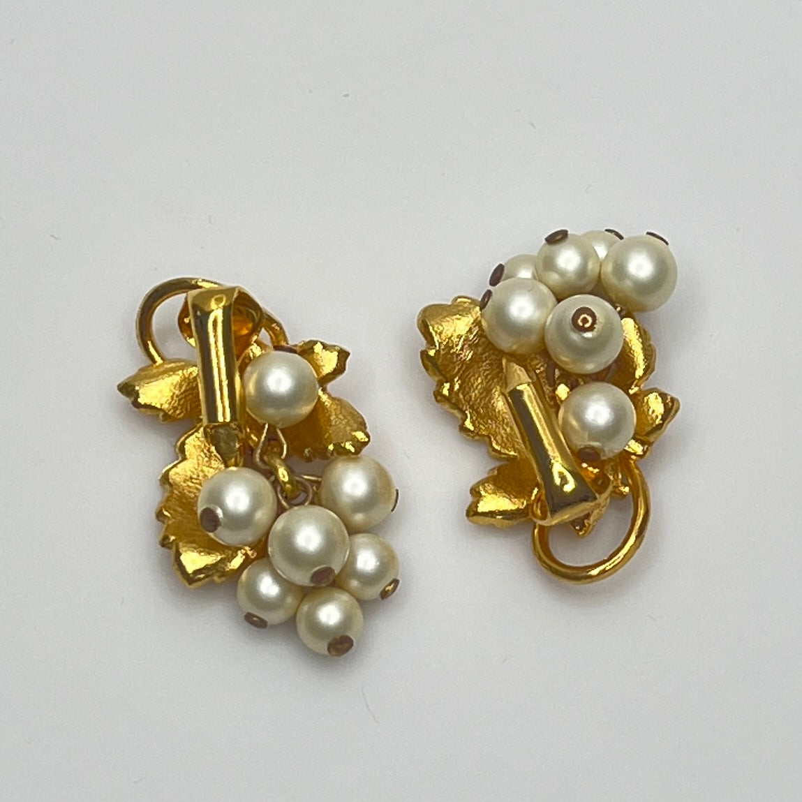 Vintage gold-tone grape cluster pendant brooch and faux pearl earrings set