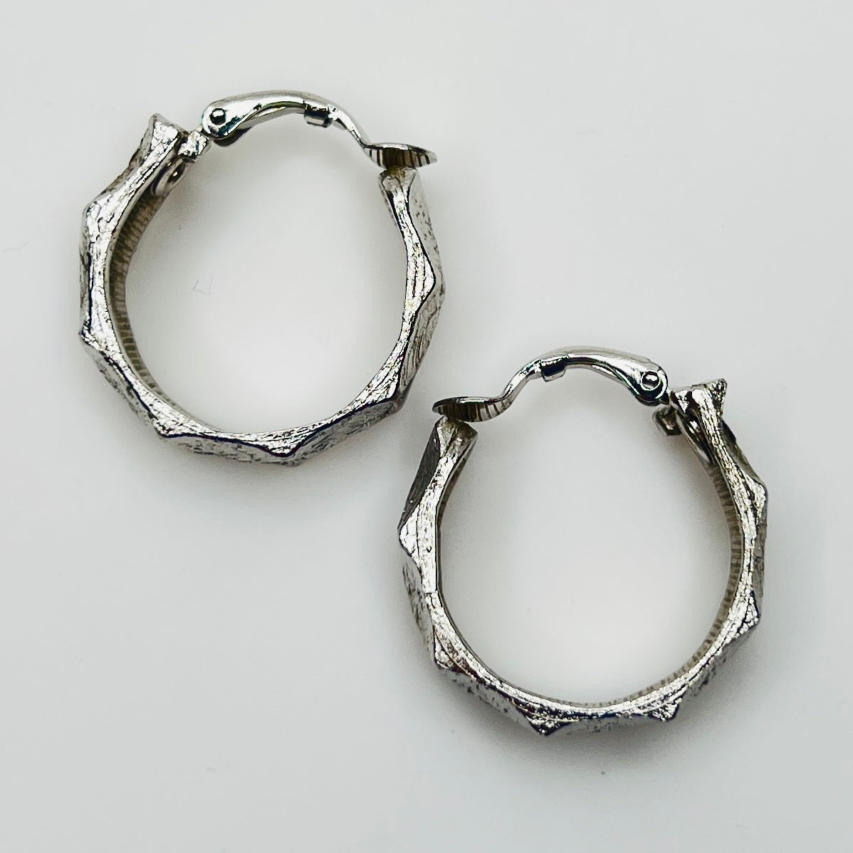 Silver Tone Geometric Hoop Earrings – 1980s Clip On – Textured