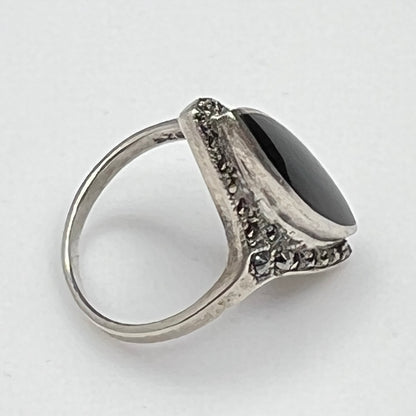 Side profile of ring with tapered shank and raised setting