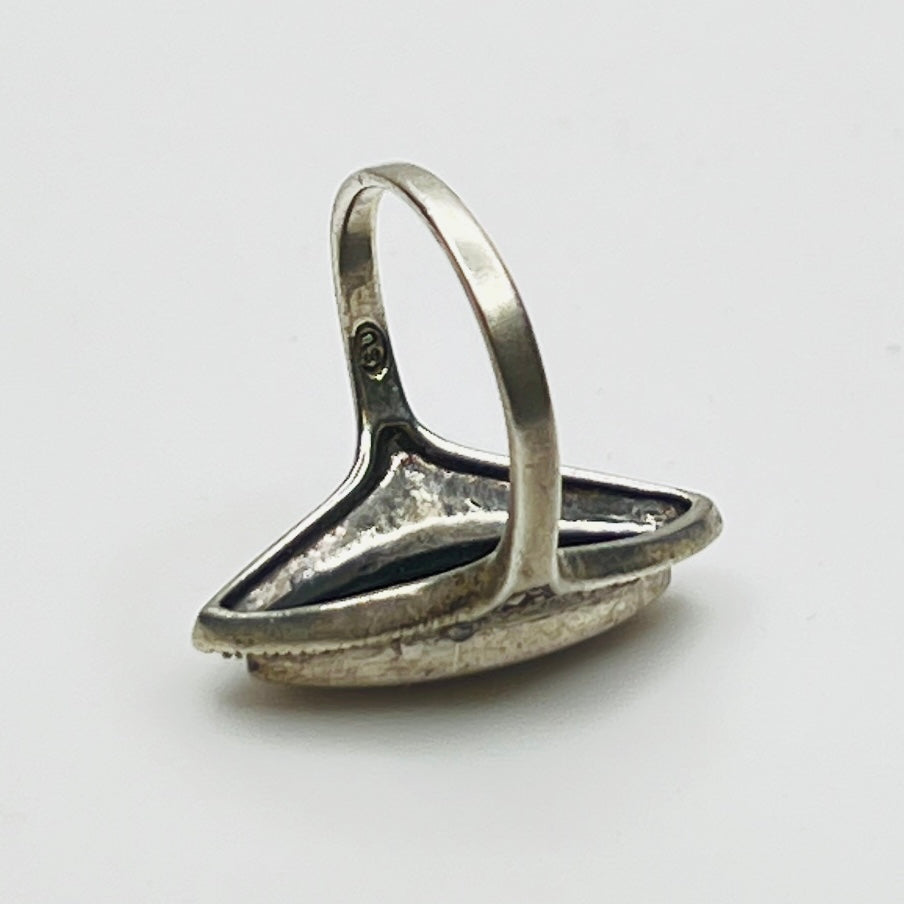 Side profile of ring with tapered shank and raised setting