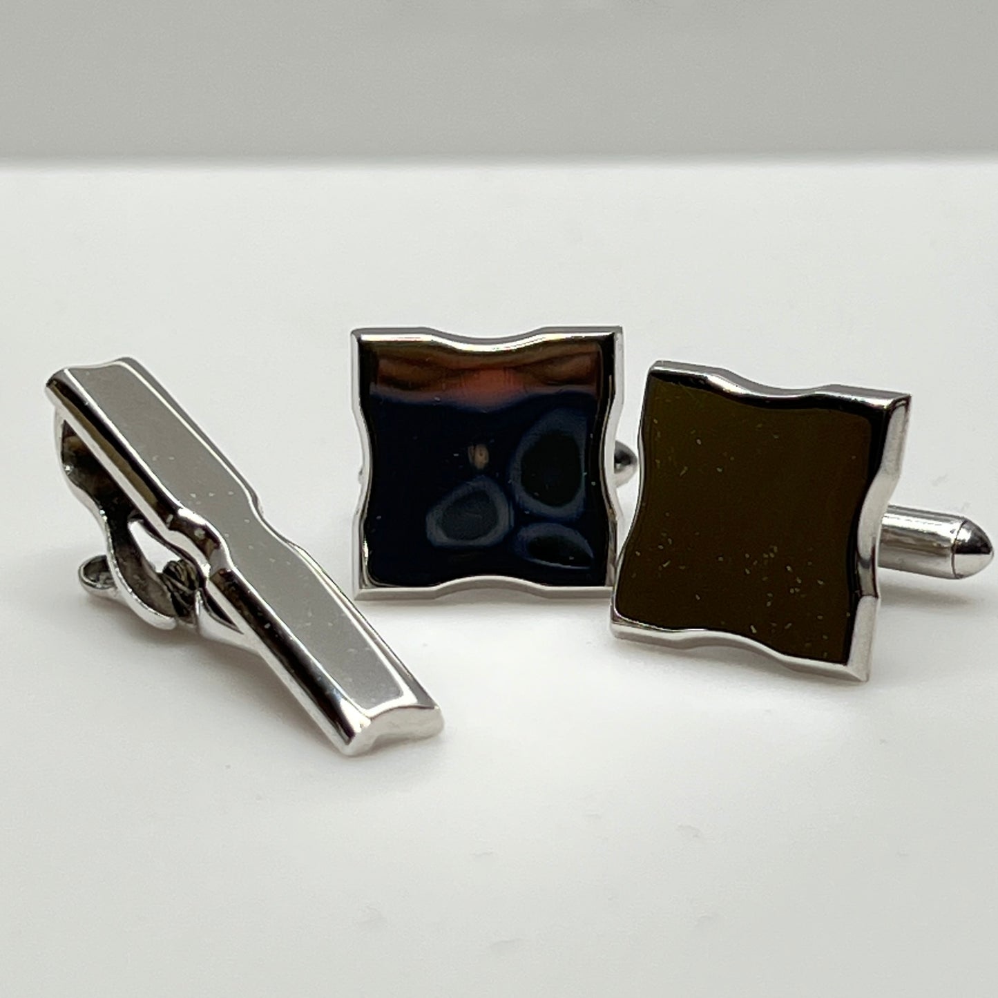 Silver-tone square cufflinks and minimalist tie bar signed Swank