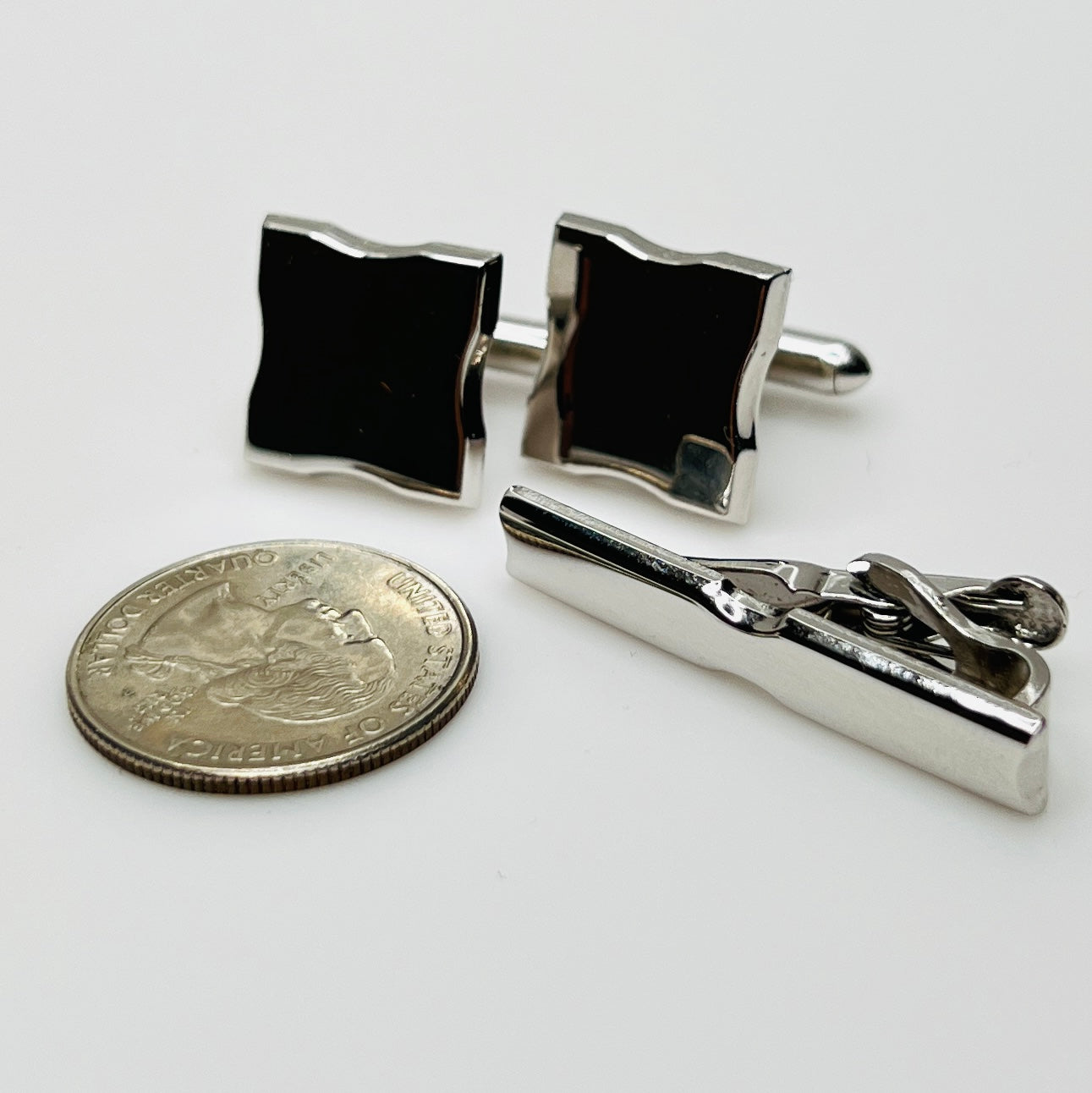 Silver-tone square cufflinks and minimalist tie bar signed Swank