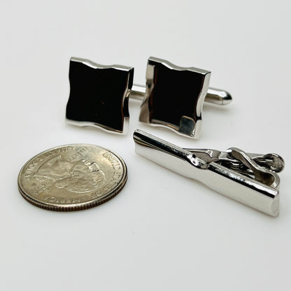 Silver-tone square cufflinks and minimalist tie bar signed Swank