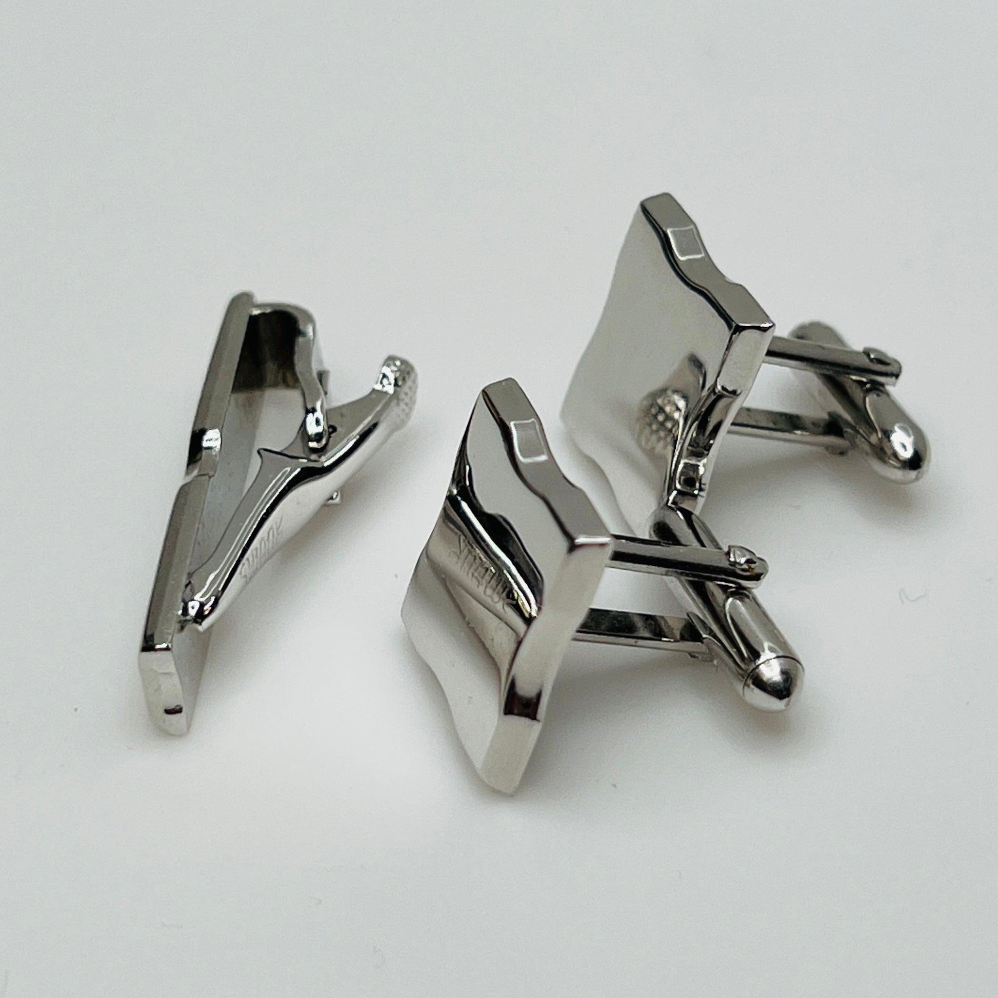 Silver-tone square cufflinks and minimalist tie bar signed Swank
