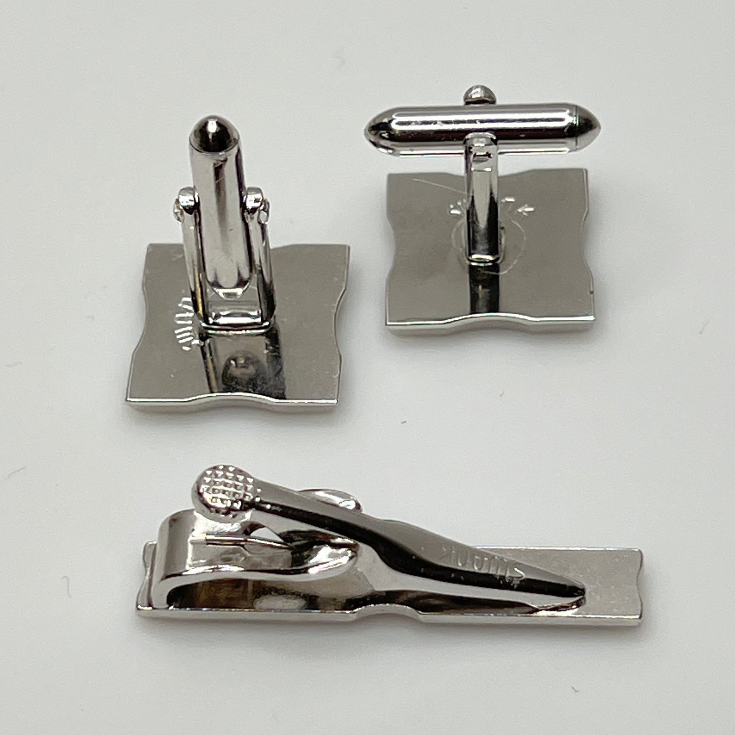 Silver-tone square cufflinks and minimalist tie bar signed Swank