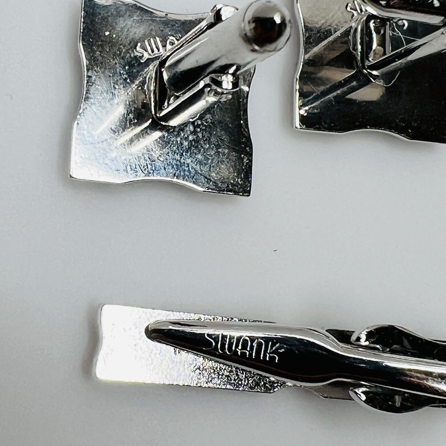 Silver-tone square cufflinks and minimalist tie bar signed Swank