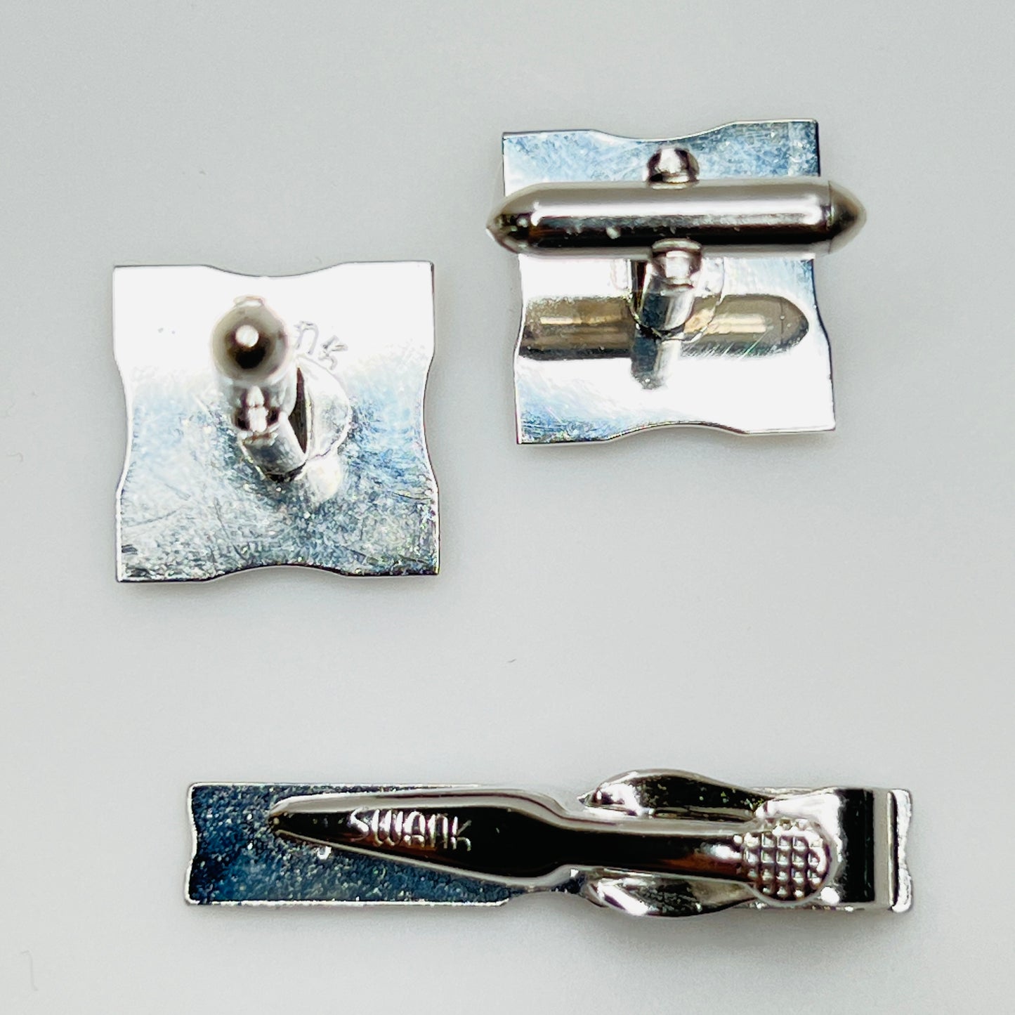 Silver-tone square cufflinks and minimalist tie bar signed Swank