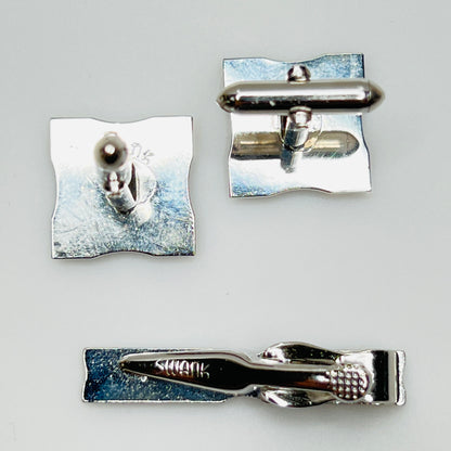 Silver-tone square cufflinks and minimalist tie bar signed Swank